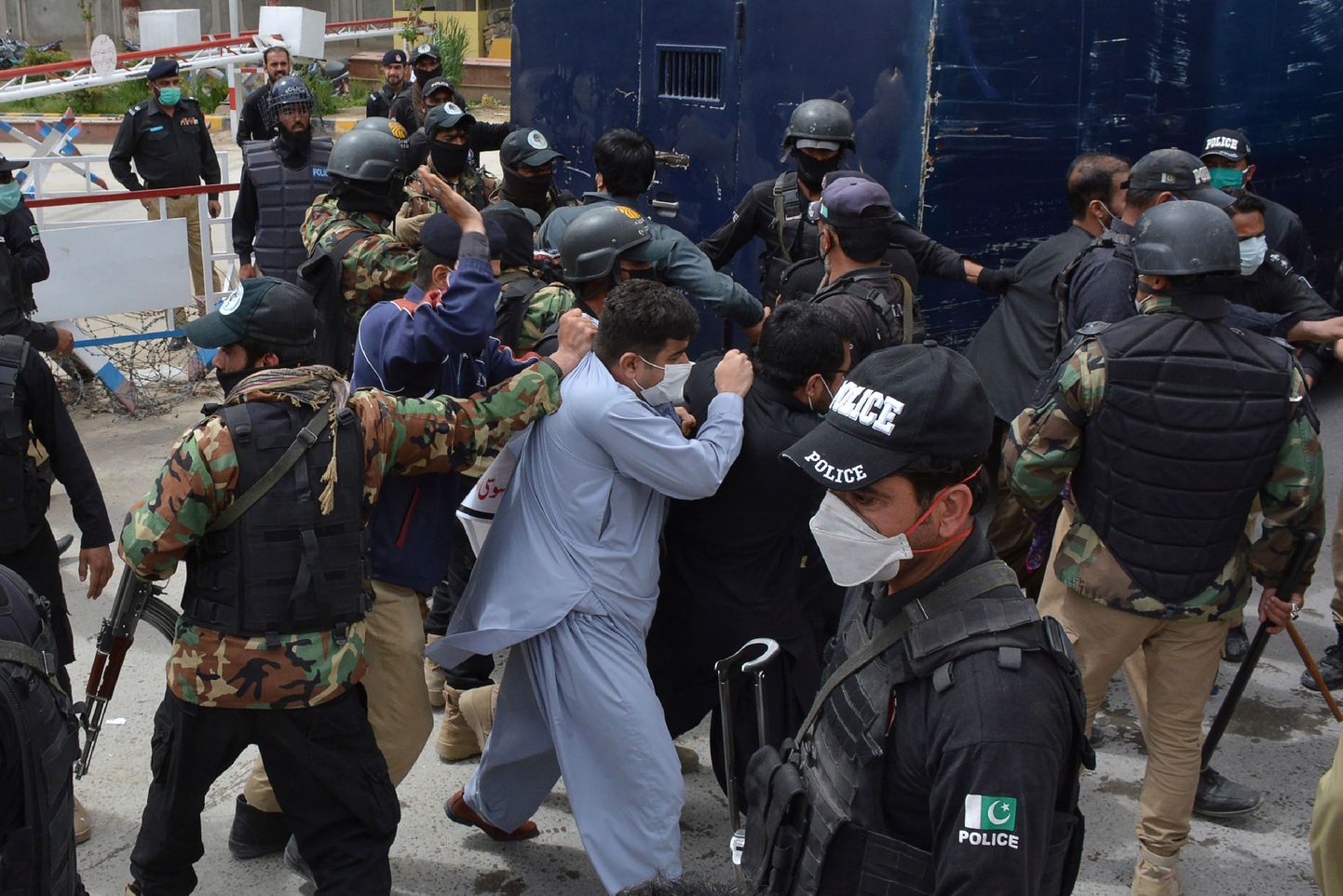 Pakistani politsei vahistamas arste meeleavaldusel Quettas.