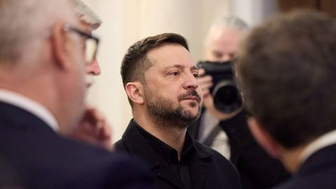 Зеленский поручил подготовить ответ на массированные удары России