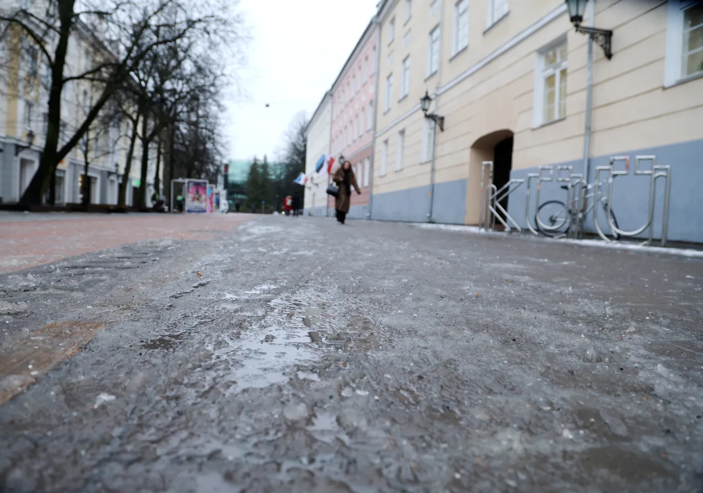 Улицы Тарту стали скользкими из-за оттепели. В травмпункт больше всего пациентов из-за гололедицы обратились в воскресенье и понедельник.
