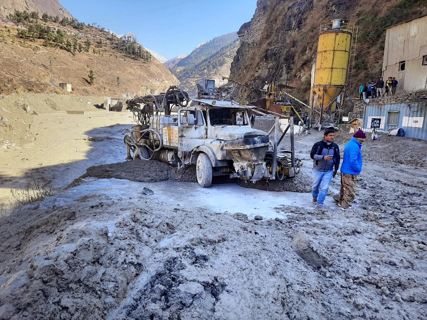 Kohaliku meedia teatel viis tulvavesi Uttarakhandi osariigis kaasa umbes 150 elektrijaama töötajat. Osariigi võimud ei ole seda kinnitanud.