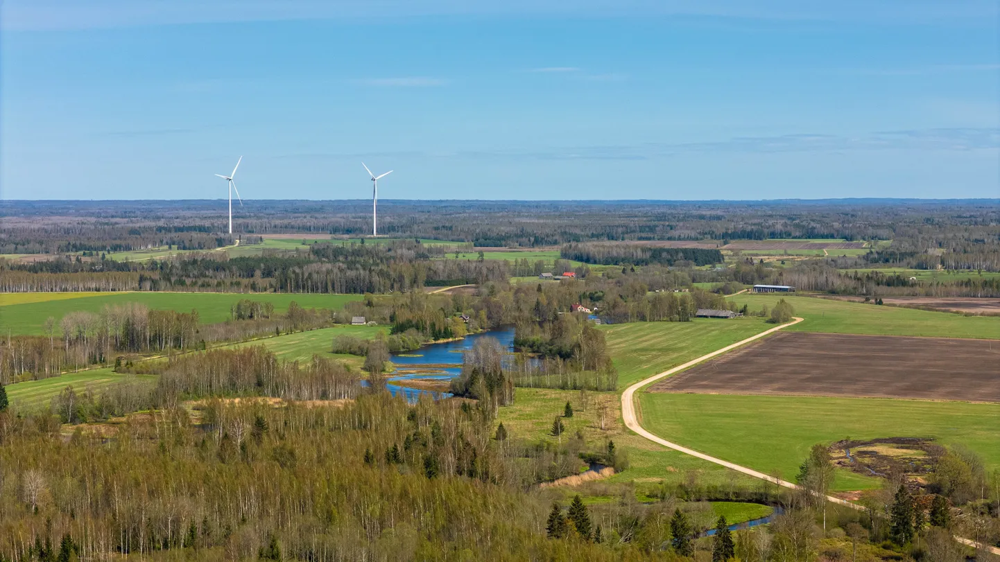 Pärnumaal Saarde vallas asub üheksast tuulikust koosnev tuulepark.