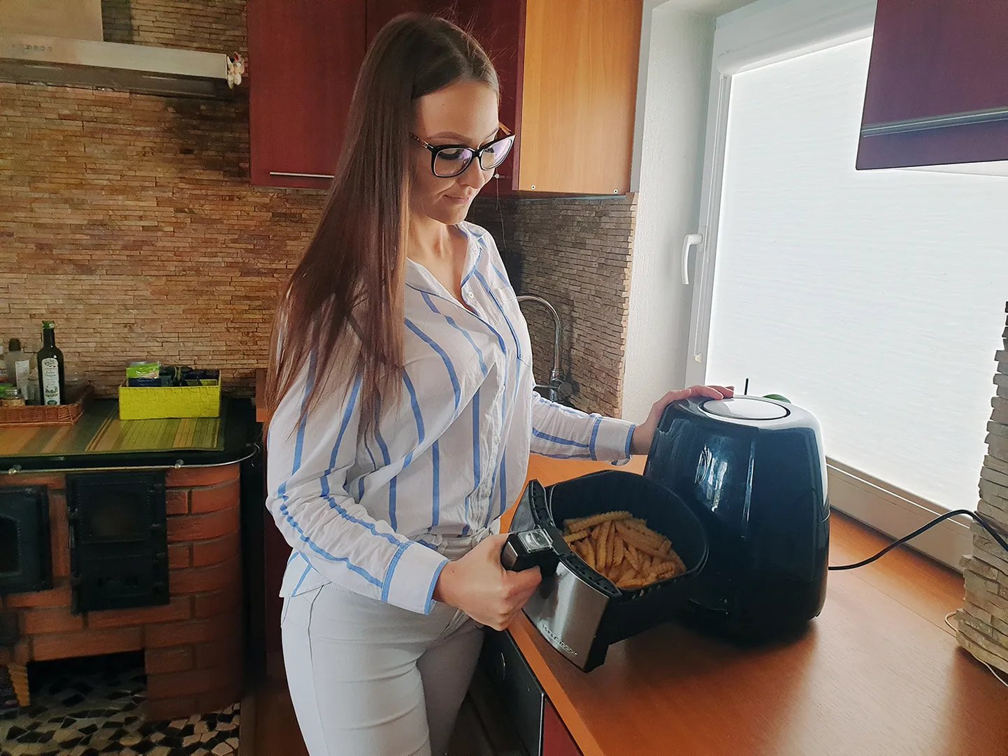 Martiina Põder on kuumaõhufritüüris kiiresti ja mugavalt krõbedaks küpsenud friikartulitega rahul.