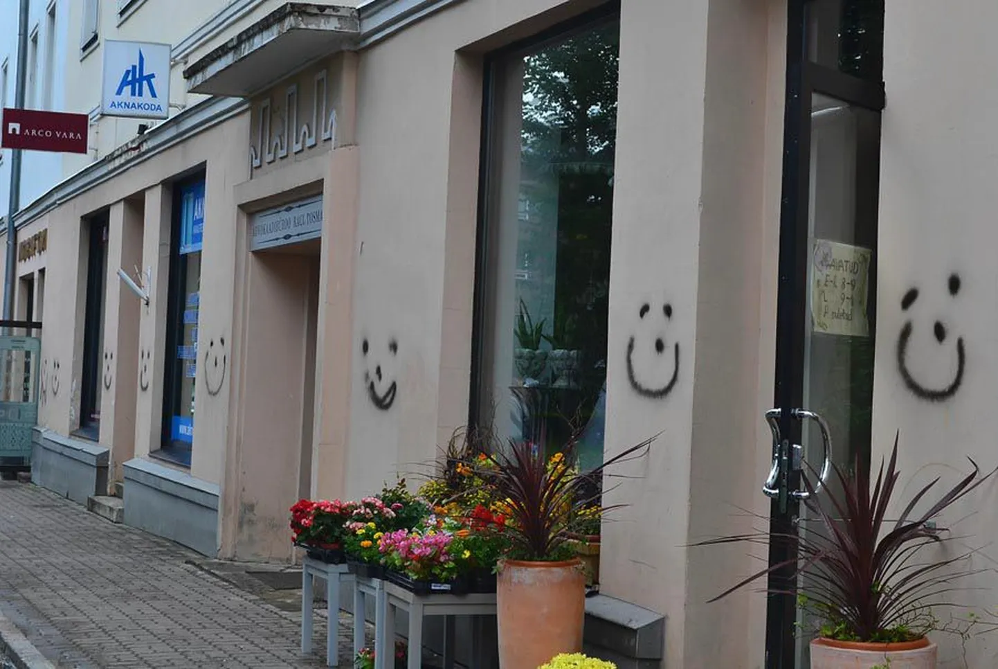 Lossi tänava maja sein on Jardini lillepoest alkoholipoeni täis soditud.