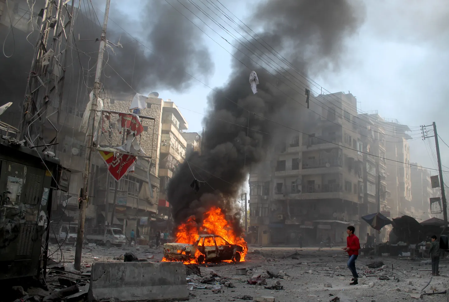Valitsusvägede rünnaku järgne tänavapilt aprilli algul Aleppos.