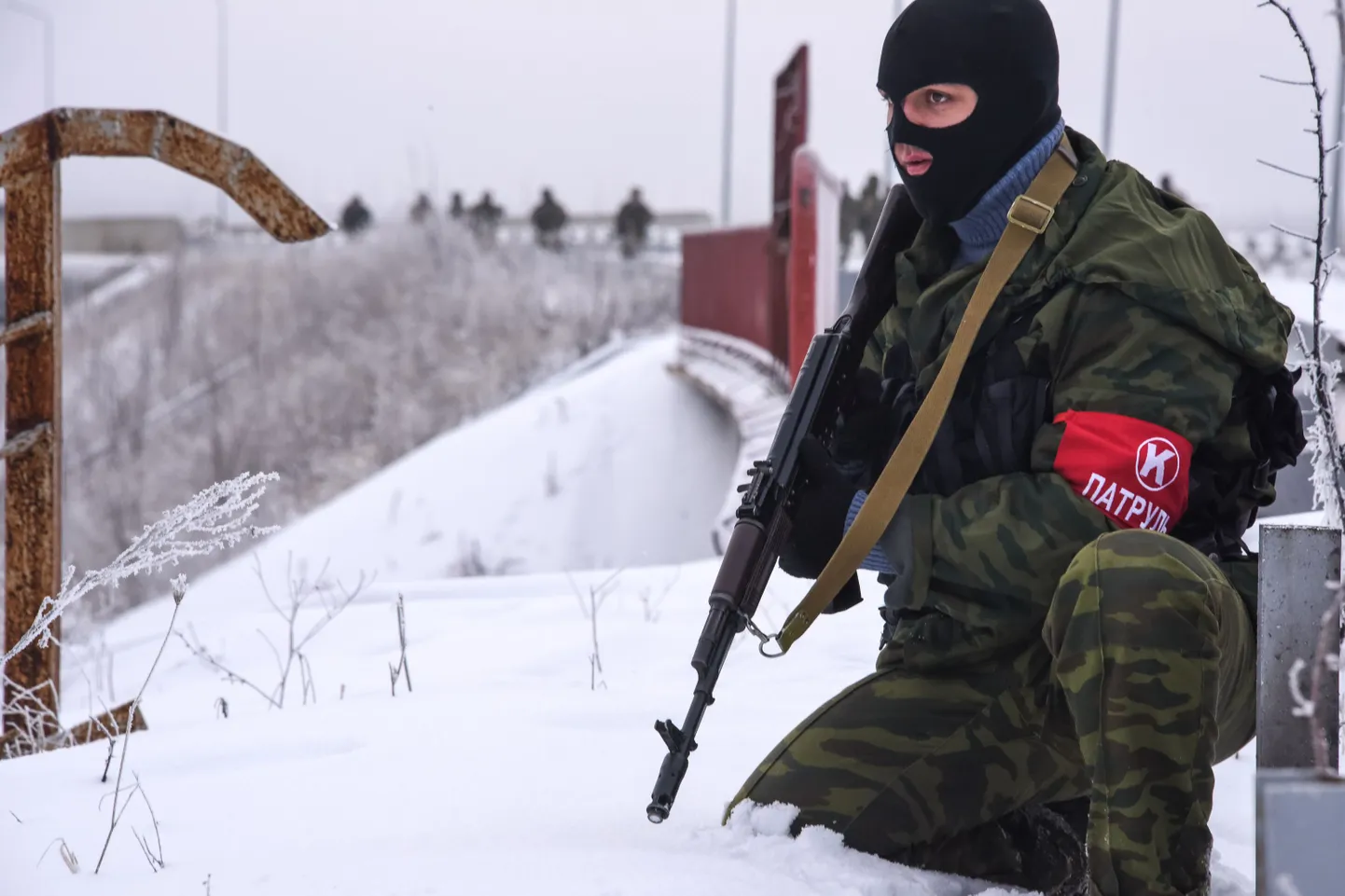 Venemeelne võitleja valvab Donetski lennujaamani viivat teed.