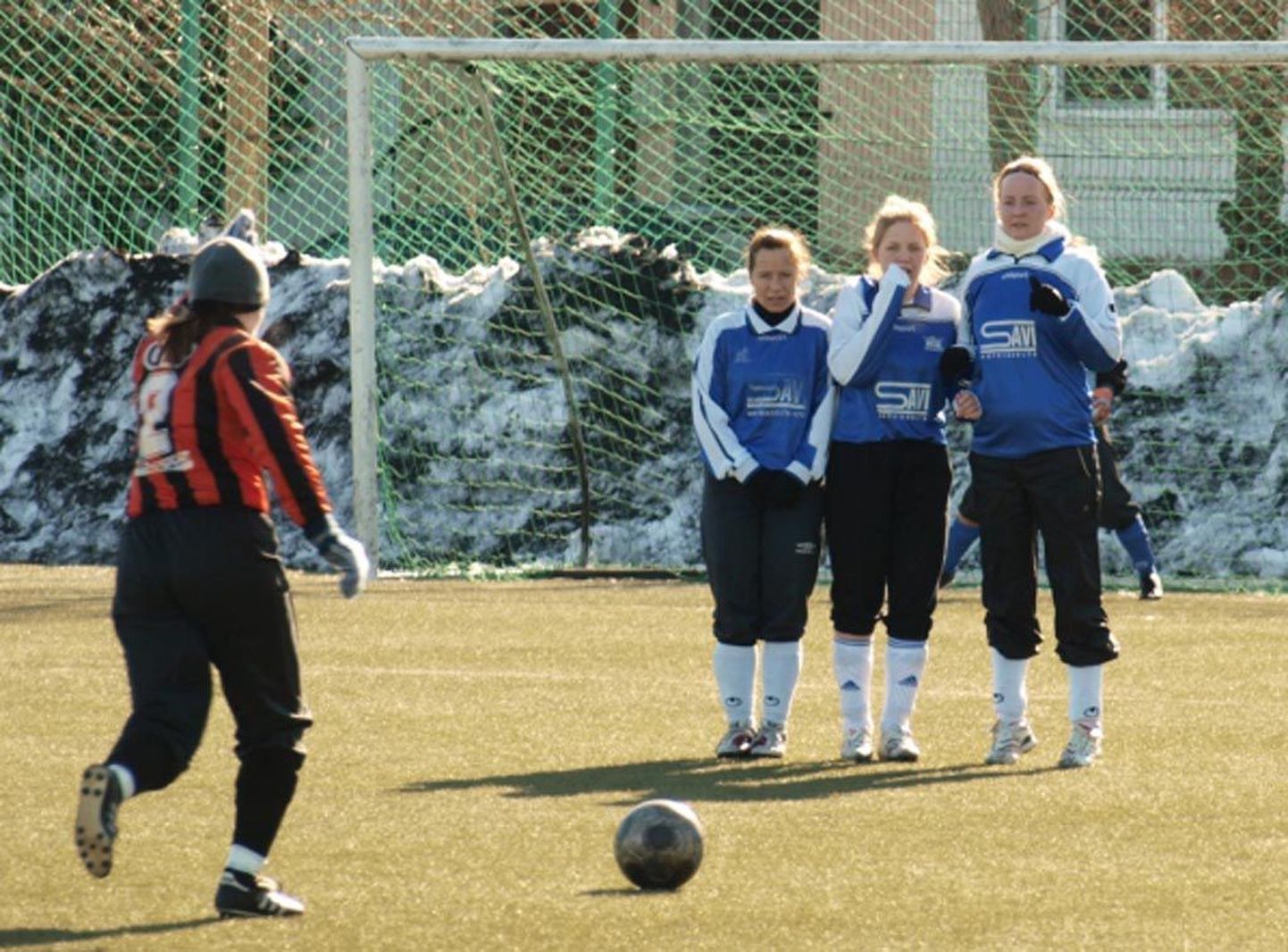 Pärnu jalgpalliklubi naiskonna värava ette on müüri püstitanud (vasakult) Ene Midenbritt, Margarita Zernosekova ja Liisa Lilleste.