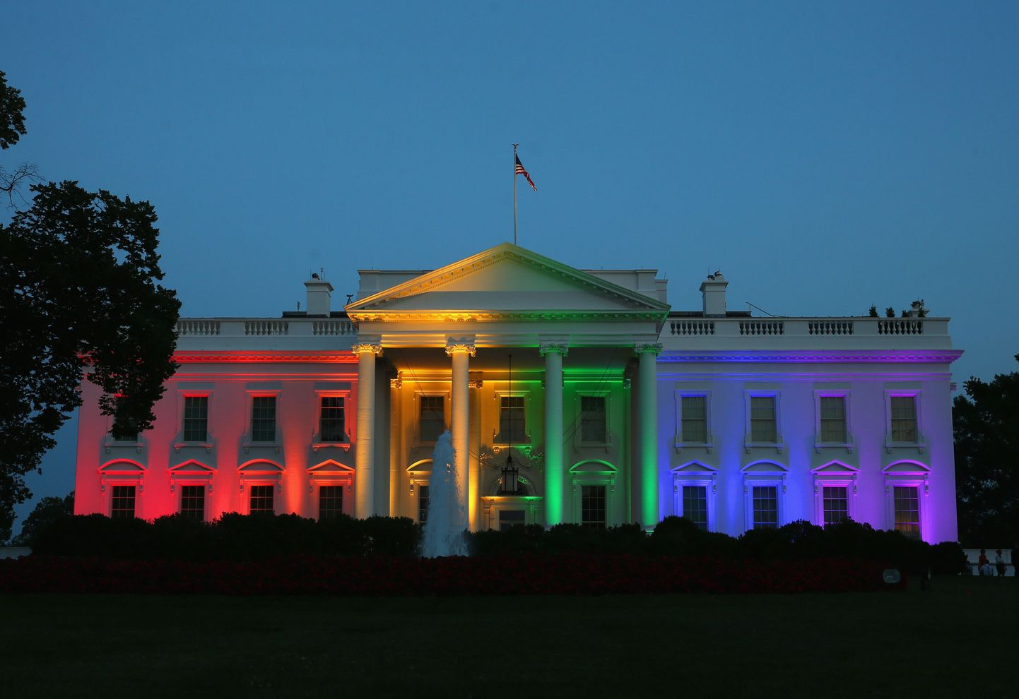 Vahetult pärast seda, kui USA ülemkohus kehtestas samast soost inimeste paaripanemise kohustuse kõigile osariikidele, muutus Valge Maja värviliseks.