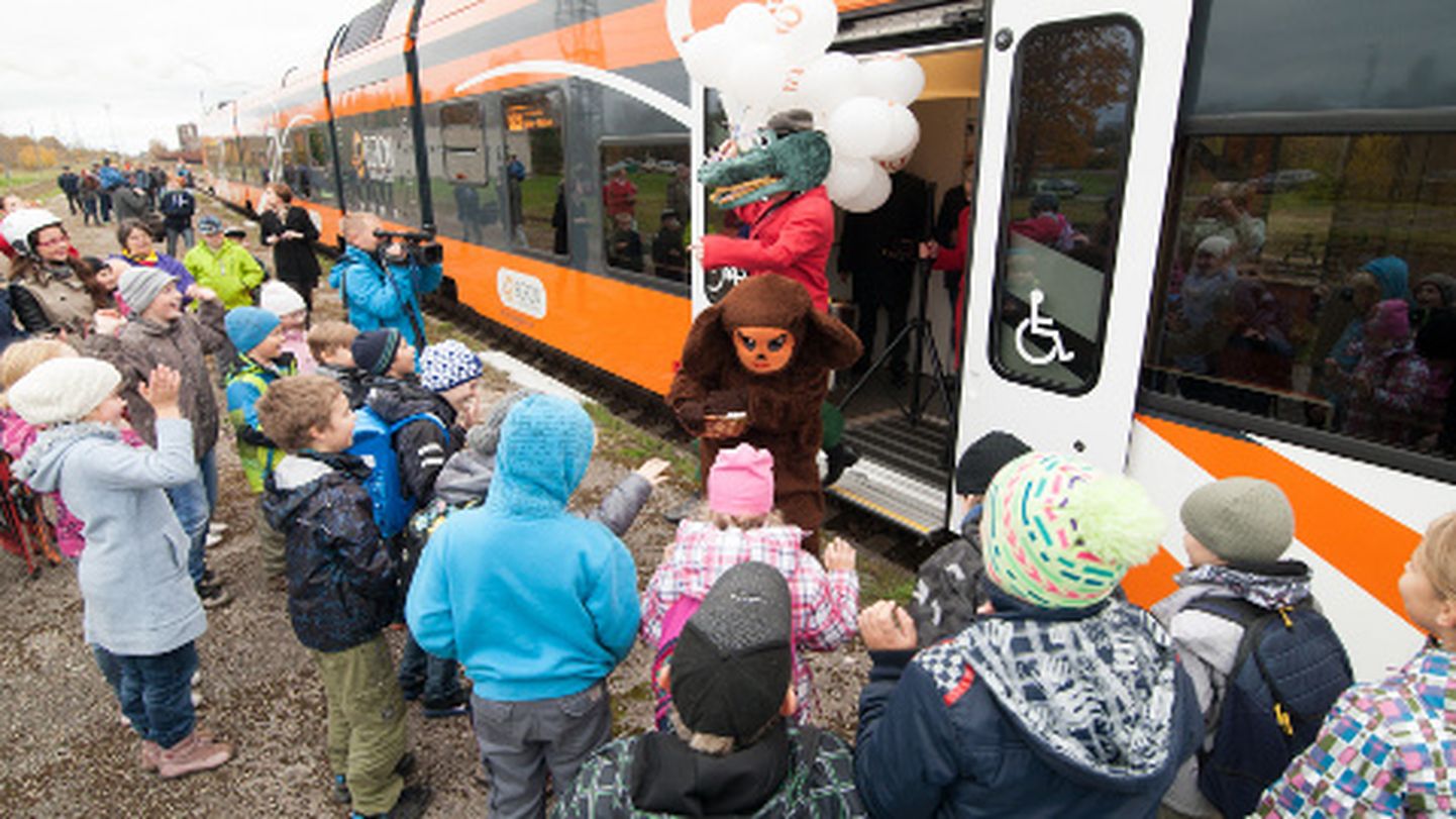 Nii Kivõlis, Jõhvis kui Narvas tervitasid eile uue rongi uudistajaid "kogenud rongireisijad" krokodill Gena ja Potsataja.