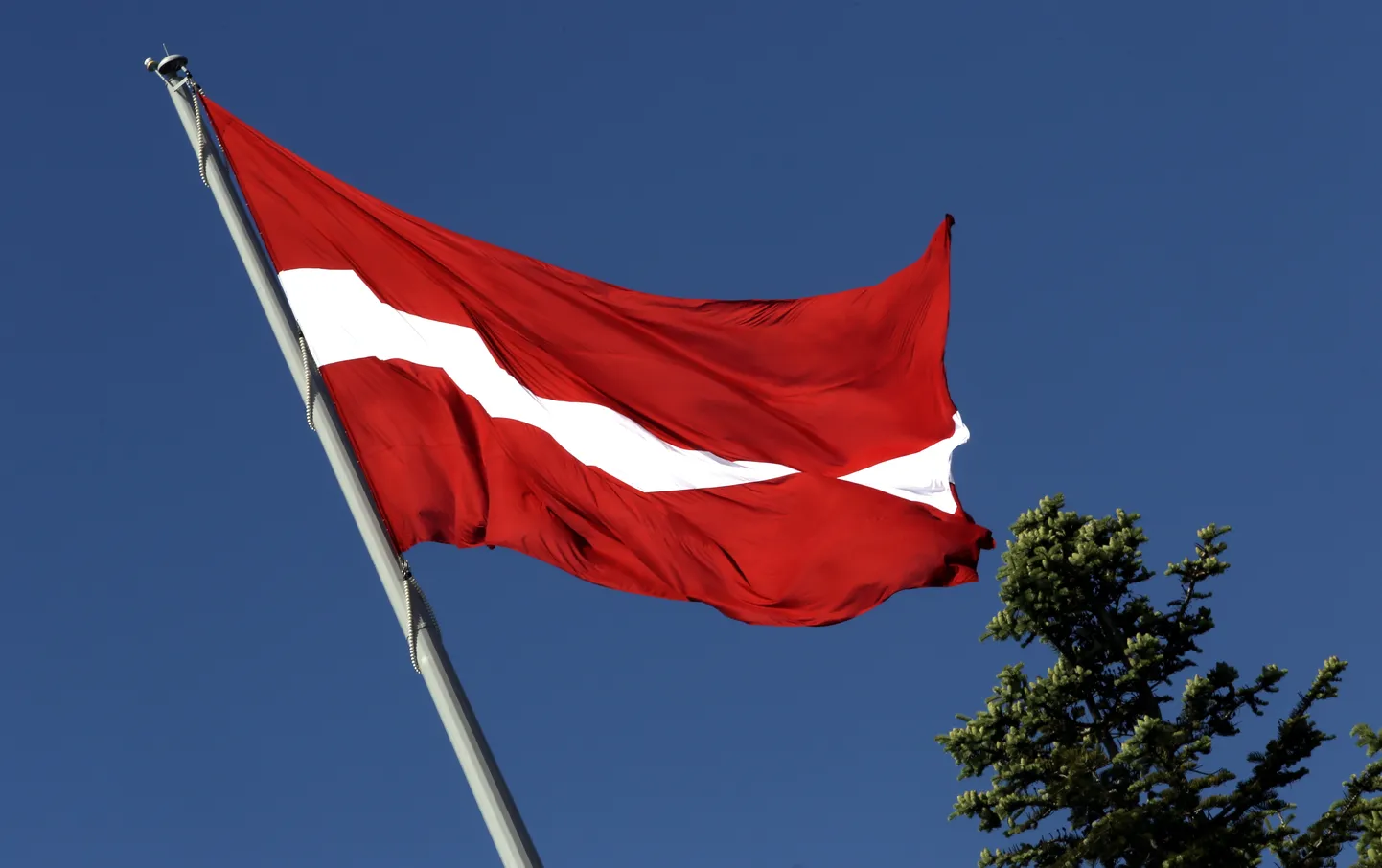 Läti lipp.