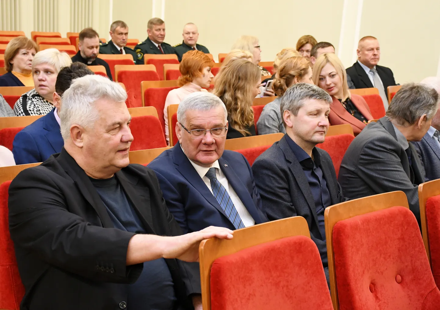 Staņislava Broka Daugavpils mūzikas vidiusskolas direktors Aivars Broks (no kreisās) un Daugavpils domes deputāts Jānis Lāčplēsis diskusijas laikā kopā ar Valsts prezidentu par Latgales attīstības perspektīvām jaunajos ģeopolitiskajos un ekonomiskajos apstākļos.