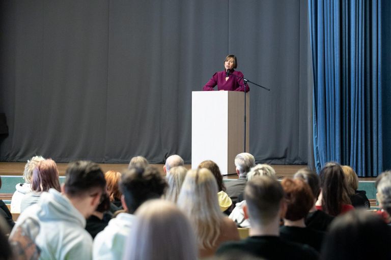 Täna oli Kadrina keskkooli õpilastel ühiskonnaõpetuse tund teistsugune kui harilikult. Täna andis seda president Kersti Kaljulaid.