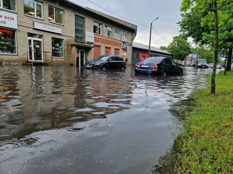 Uuskasutuskeskuse ees Laial tänaval laiub bassein.
