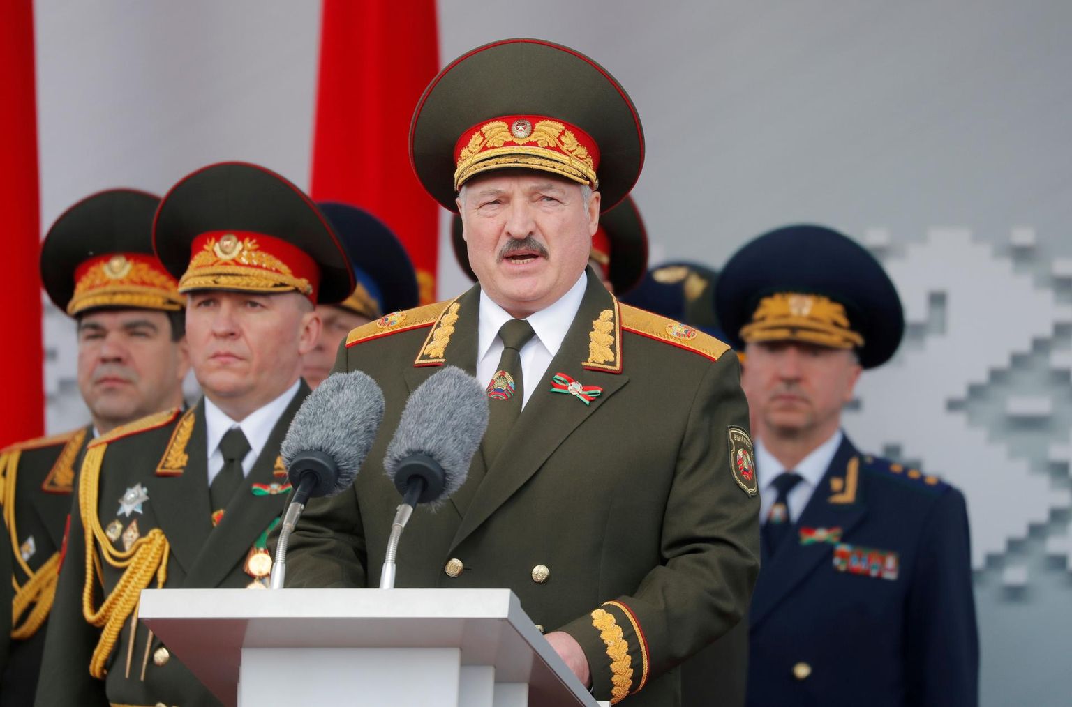 Valgevene president Aljaksandr Lukašenka Minskis võidupüha paraadil, mis peeti koroonaviirusest hoolimata 9. mail.