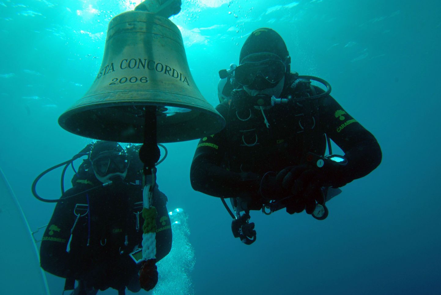 Sukeldujad ja Costa Concordia kell
