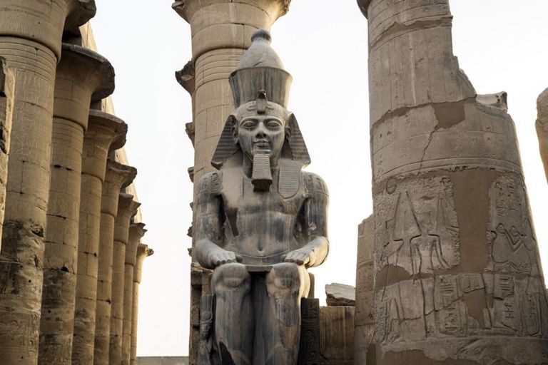 Статуя Рамзеса II в Луксоре. О культуре Древнего Египта мы знаем довольно много, главным образом благодаря похоронным традициям. Подавляющее большинство захоронений были разграблены, но фрески на стенах сохранились довольно хорошо. Здесь фараон изображен в двойной короне, надетой на специальный платок, немес. Он отлично известен по золотой посмертной маске Тутанхамона