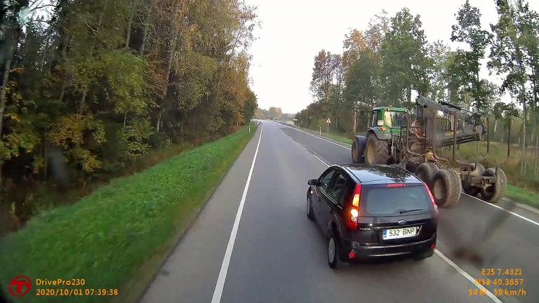 Ohtlikult reka ette keeranud sõiduk Pärnu-Rakvere maanteel. Легковушка совершила опасный маневр на шоссе Пярну-Раквере.