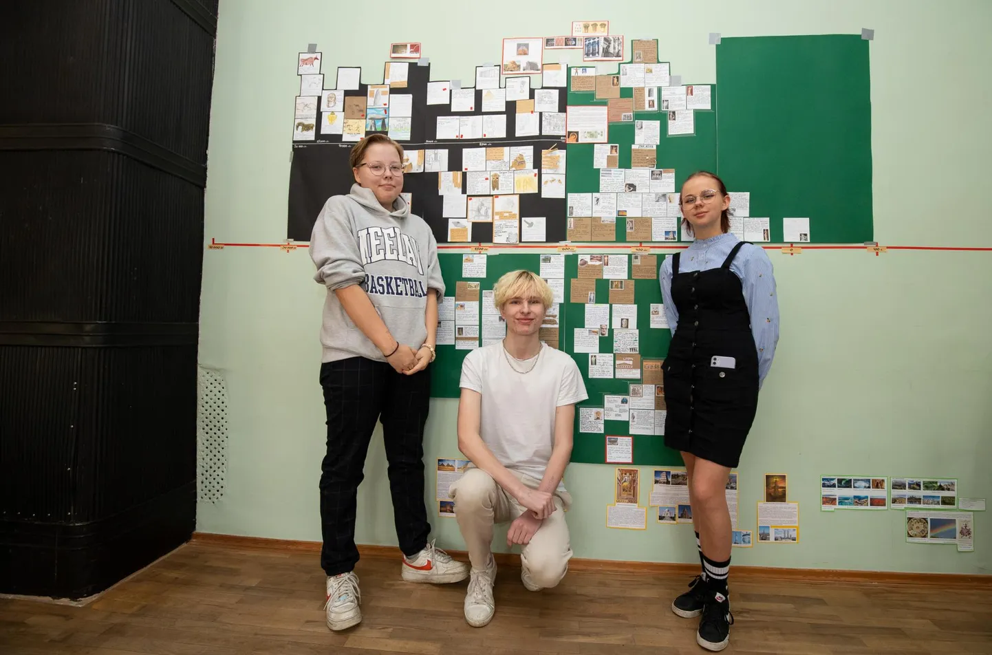 Kümnendikud Eleriin, Mattias ja Merilin on ajaloo, kirjanduse, kunsti- ja muusikaõpetuse lõimitud õppega jõudnud renessanssi.
