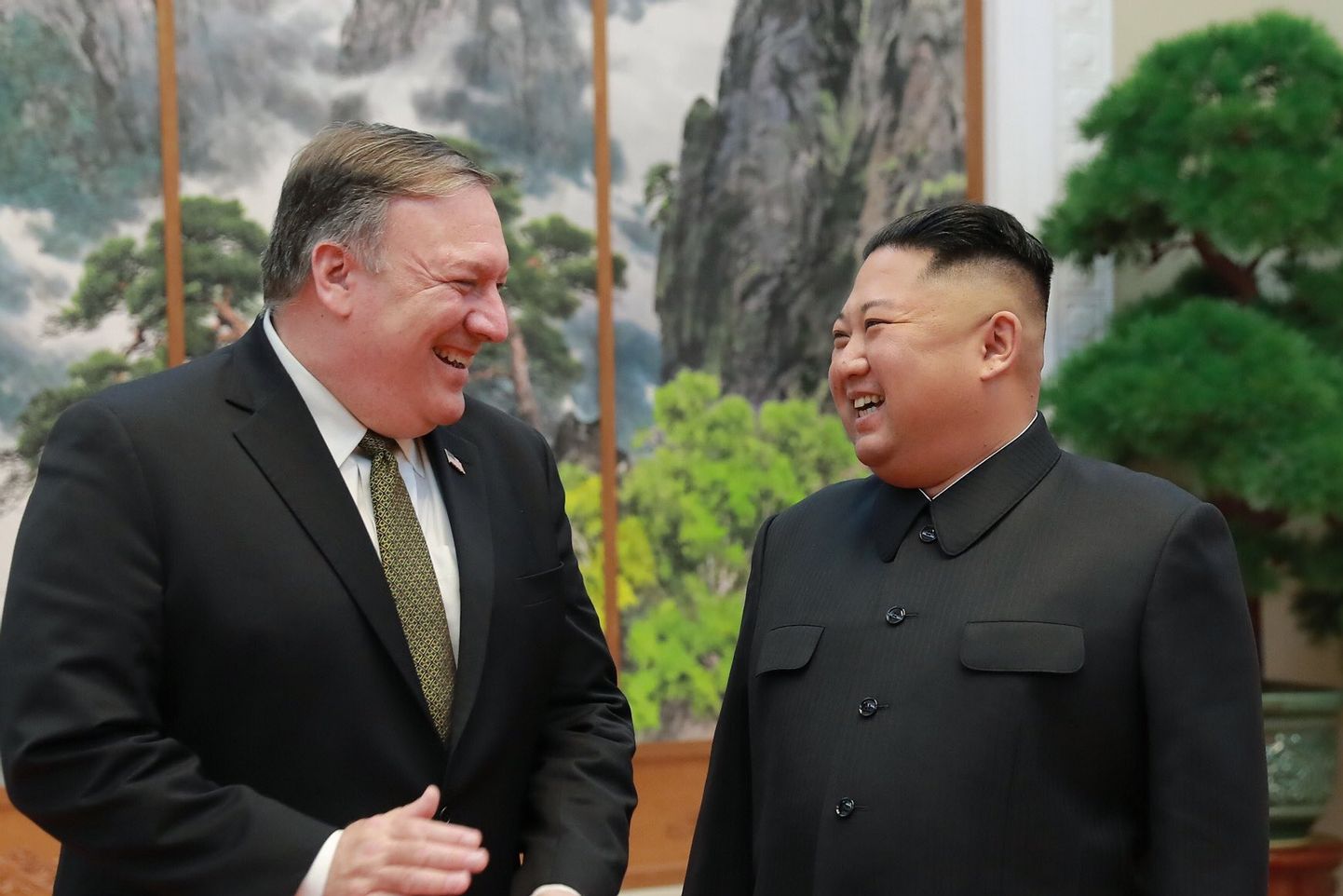 USA välisminister Mike Pompeo ja Põhja-Korea liider Kim Jong-un kohtusid pühapäeval Pyongyangis.