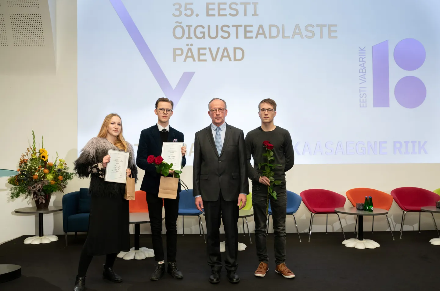 Rektor Toomas Asser koos võitjatega.