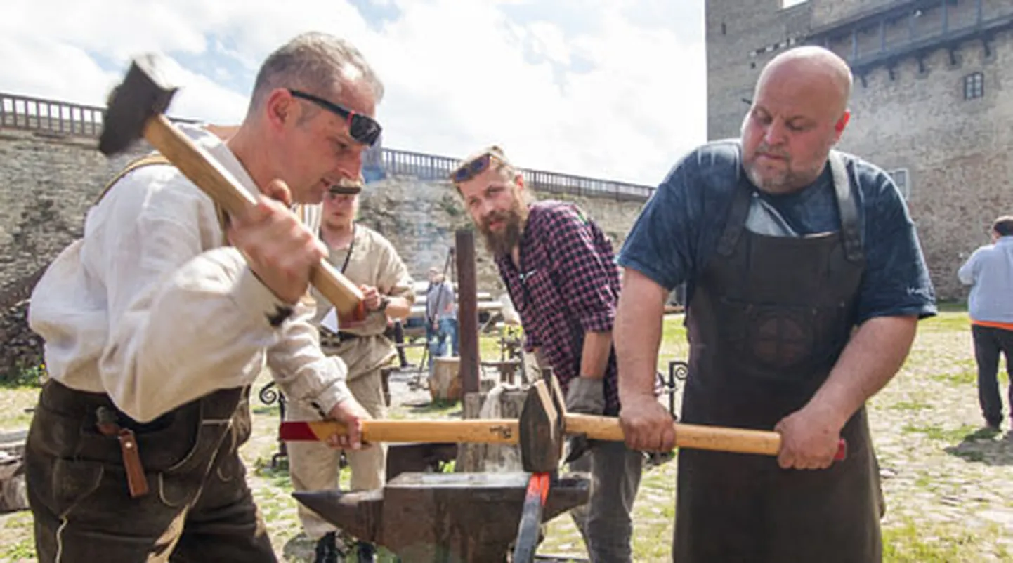 Kaks meistrit, kolm sepavasarat ja raud annab alla. Paremal Narva muuseumi barokksepise festivali korraldaja Ivar Feldmann, vasakul Ukraina sepp Andrei Balabuh Lvivist.