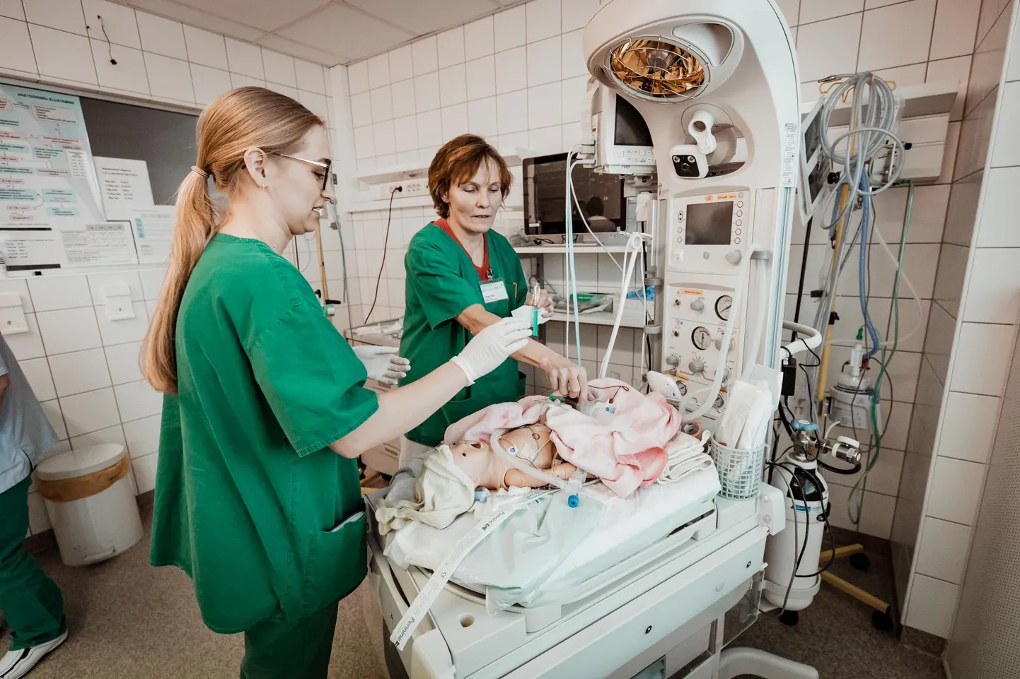 Vastsündinu elustamislaud on Pärnu haiglas olemas, aga mannekeeni võtsid kaasa koolitajad.