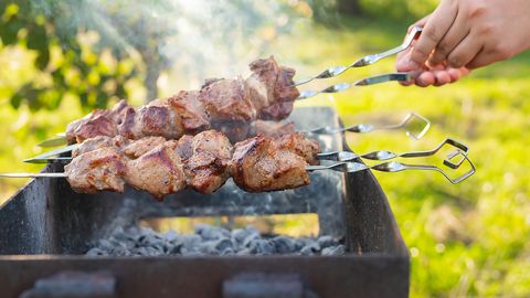 В чем замариновать мясо на шашлык: рецепты от которых все пальчики оближут