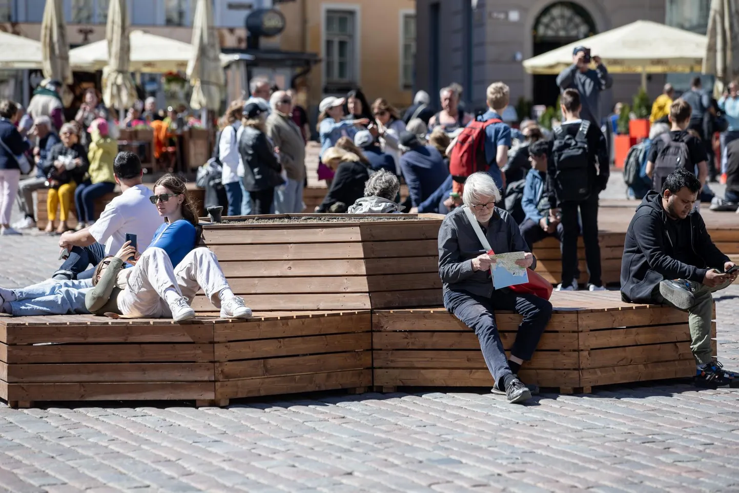 Eestis pole turism pandeemiast veel taastunud, ja meelitamaks kliente on hinnad madalamad kui mullu. Ka Raekoja platsil maksab õlu paljukirutud 10 eurost vähem, pooleliitrise toobi saab ühel terrassil kätte lausa 6,5 euroga. 