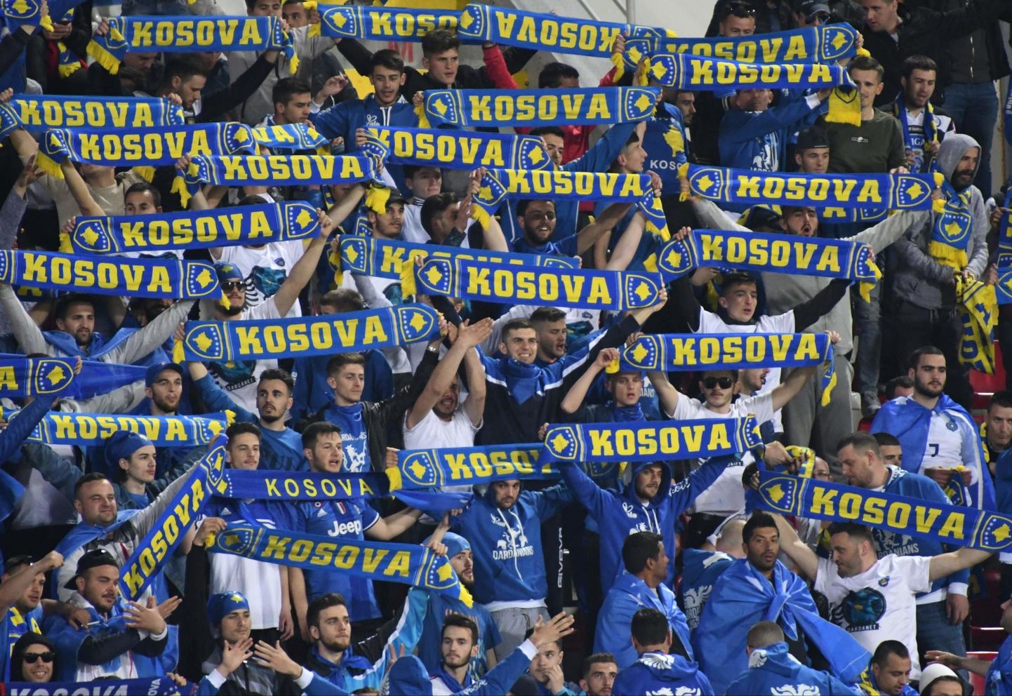 Kosovo jalgpallifännid koondisele kaasa elamas. 