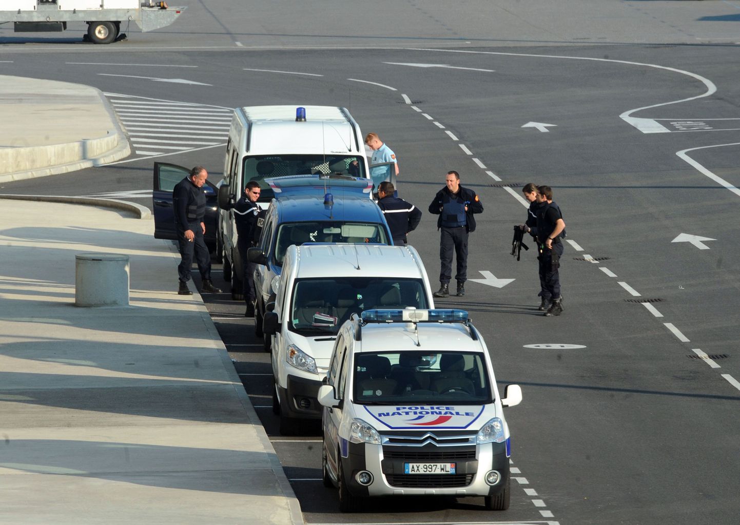 Prantsuse politsei täna Toulouse-Blagnac'i lennujaama lennuraja juures. Enne Alžeeria võimude keeldumist pidi Mehah' surnukeha just sealt lennujaamast Alžeeriasse lennutatama.