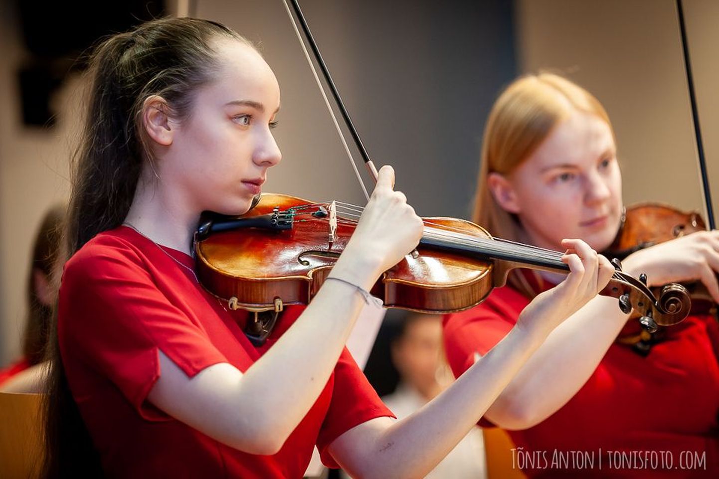 Hellika Otsar (vasakul) mängimas Võru muusikakooli orkestris.