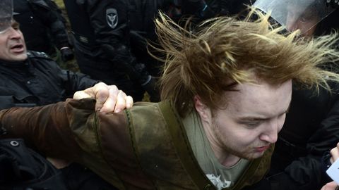 В России студентов вывезли на учения по разгону митингов, избили дубинками и закинули в автозак