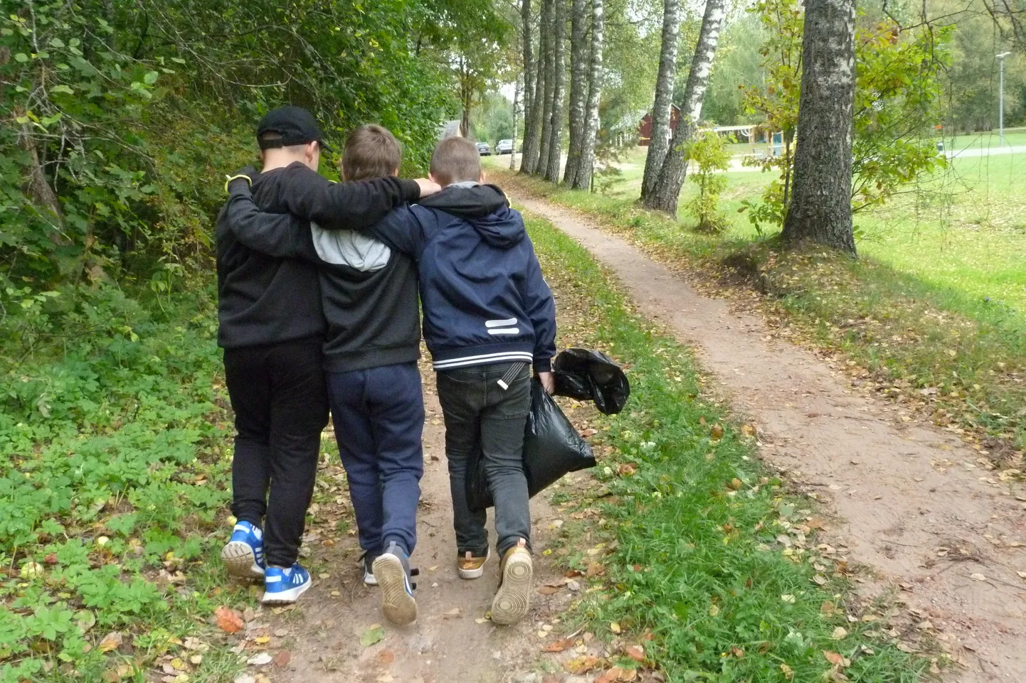 Koolid osalesid üleilmsel koristuspäeval rekordarvu õpilastega. Fotol Hargla kooli maailmakoristajad.