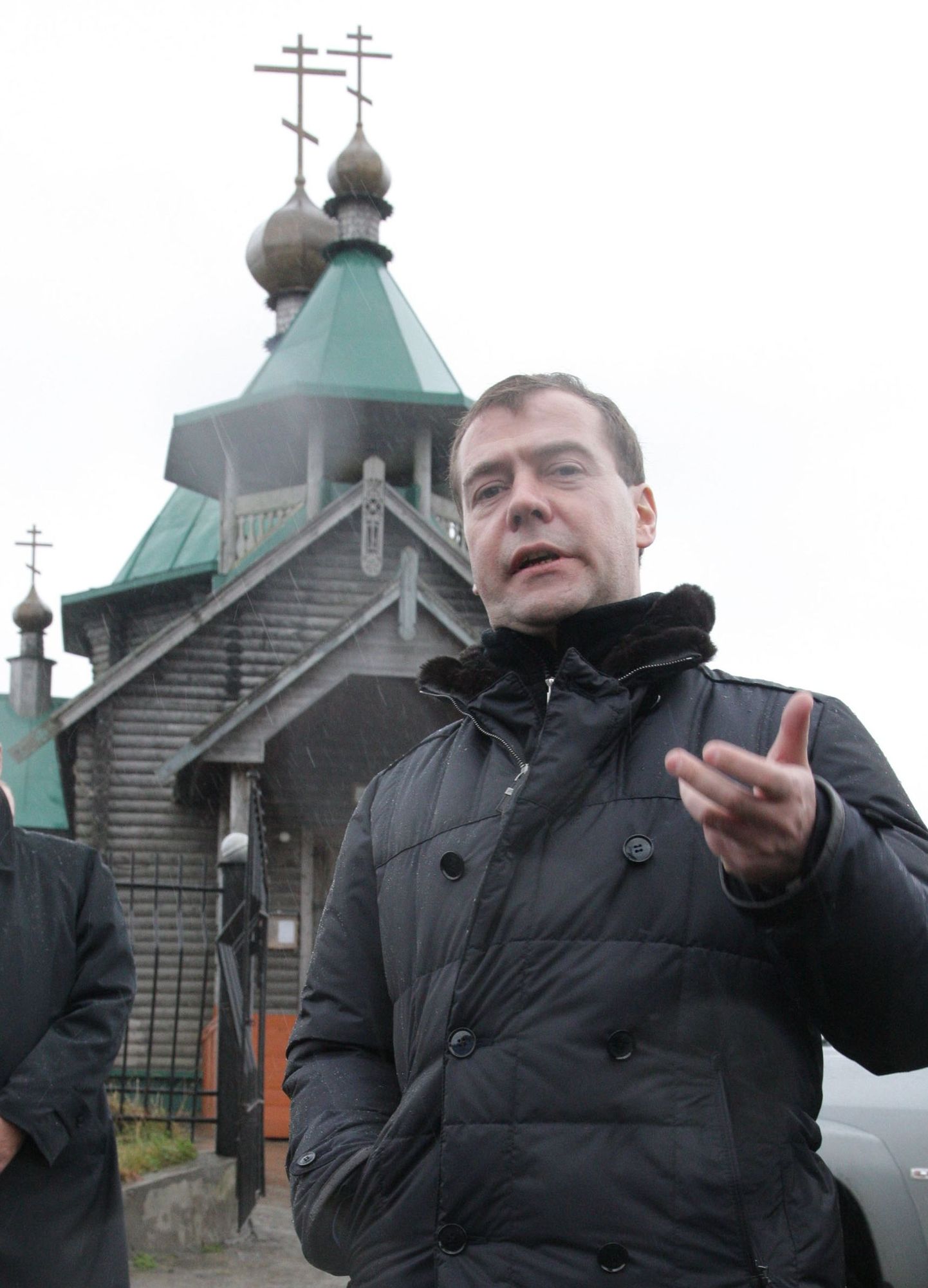 Dmitri Medvedev Kunaširi saarel Južno-Kurilskis ortodoksi kiriku juures.