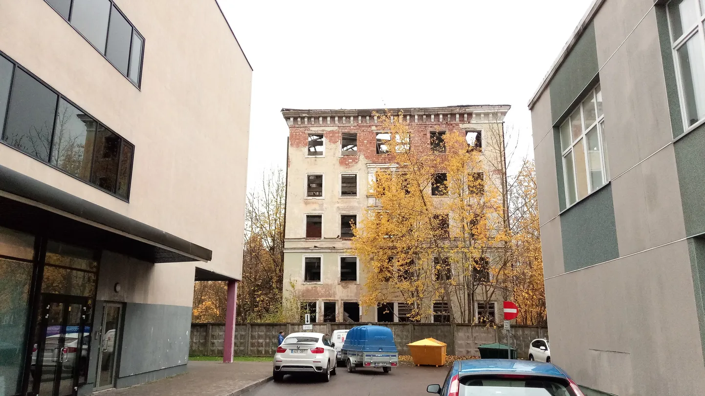 Заброшенное в 90-х годах общежитие Кренгольма в центре Нарвы пойдет под снос в 2020 или 2021 году.