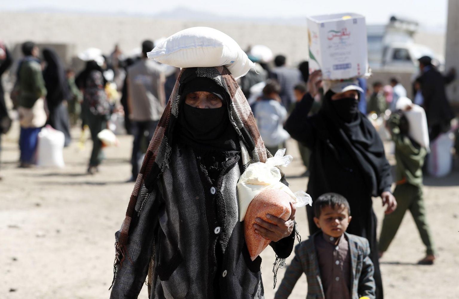 Jeemenlased humanitaarabina saadud toidukraamiga riigi pealinnas Sanaas.