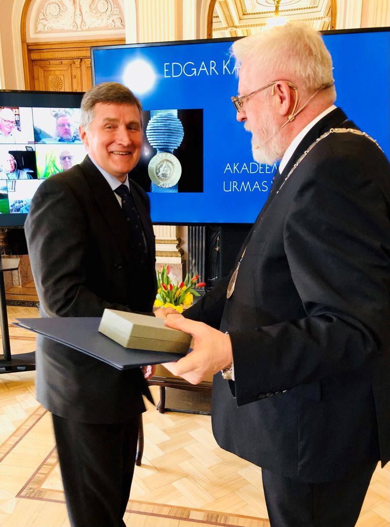 Urmas Varblane (vasakul) Eesti teaduste akadeemia president Tarmo Soomerega.