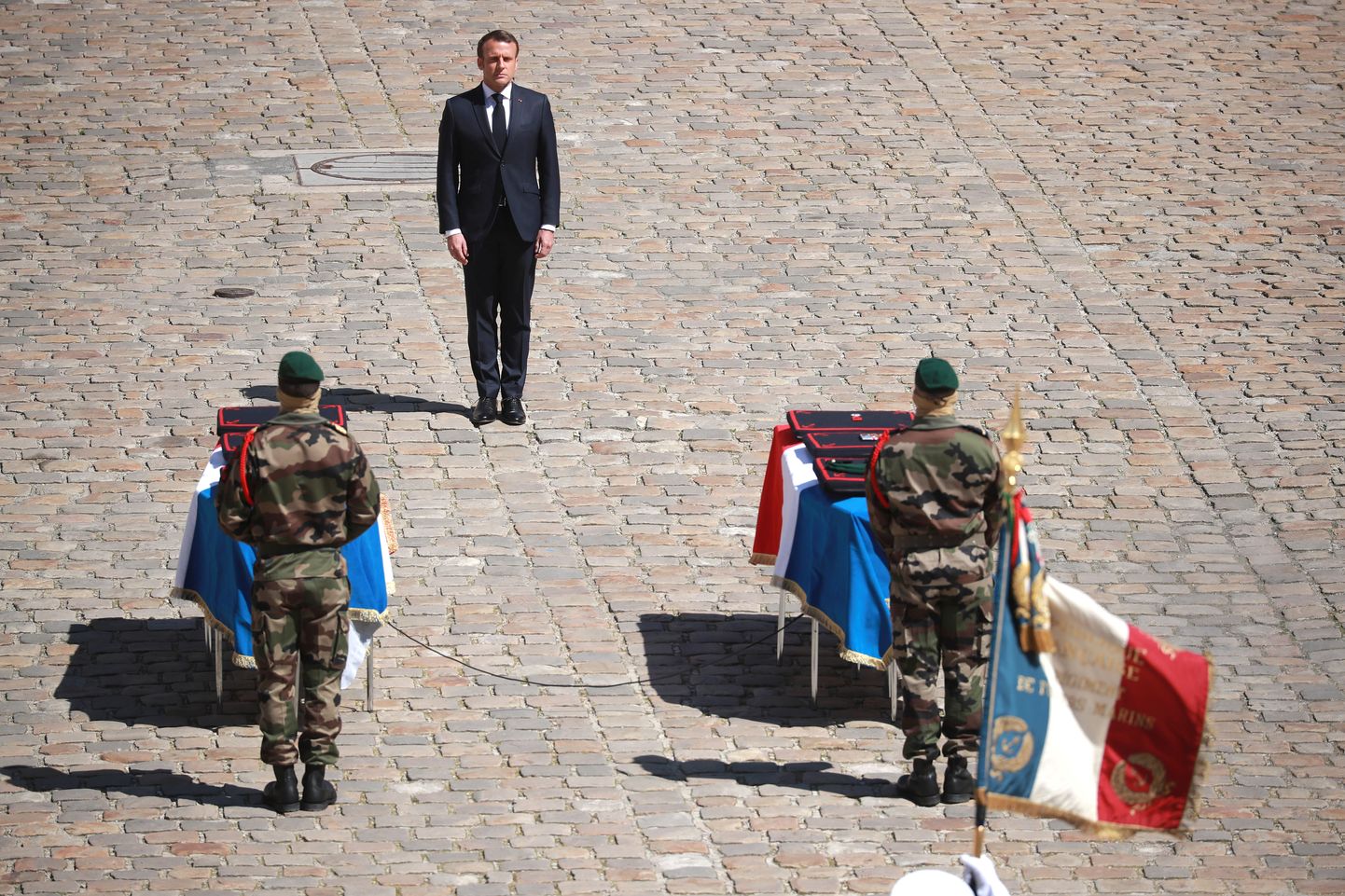 Prantsusmaa president Emmanuel Macron mälestamas langenud eriväelasi.