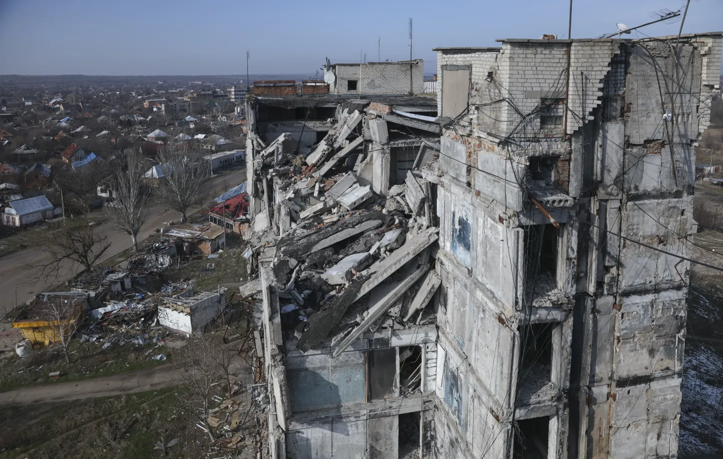 Разрушенная многоэтажка в Запорожской области