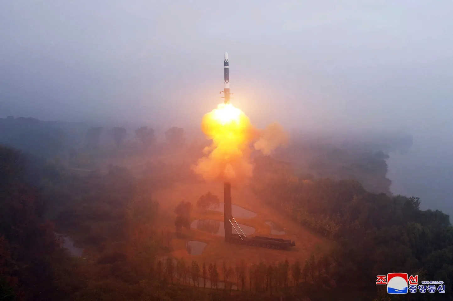 Nii startis 31. oktoobril Põhja-Korea ballistiline rakett Hwasong, millest tegi ülekande riiklik uudistekanal KCNA.
