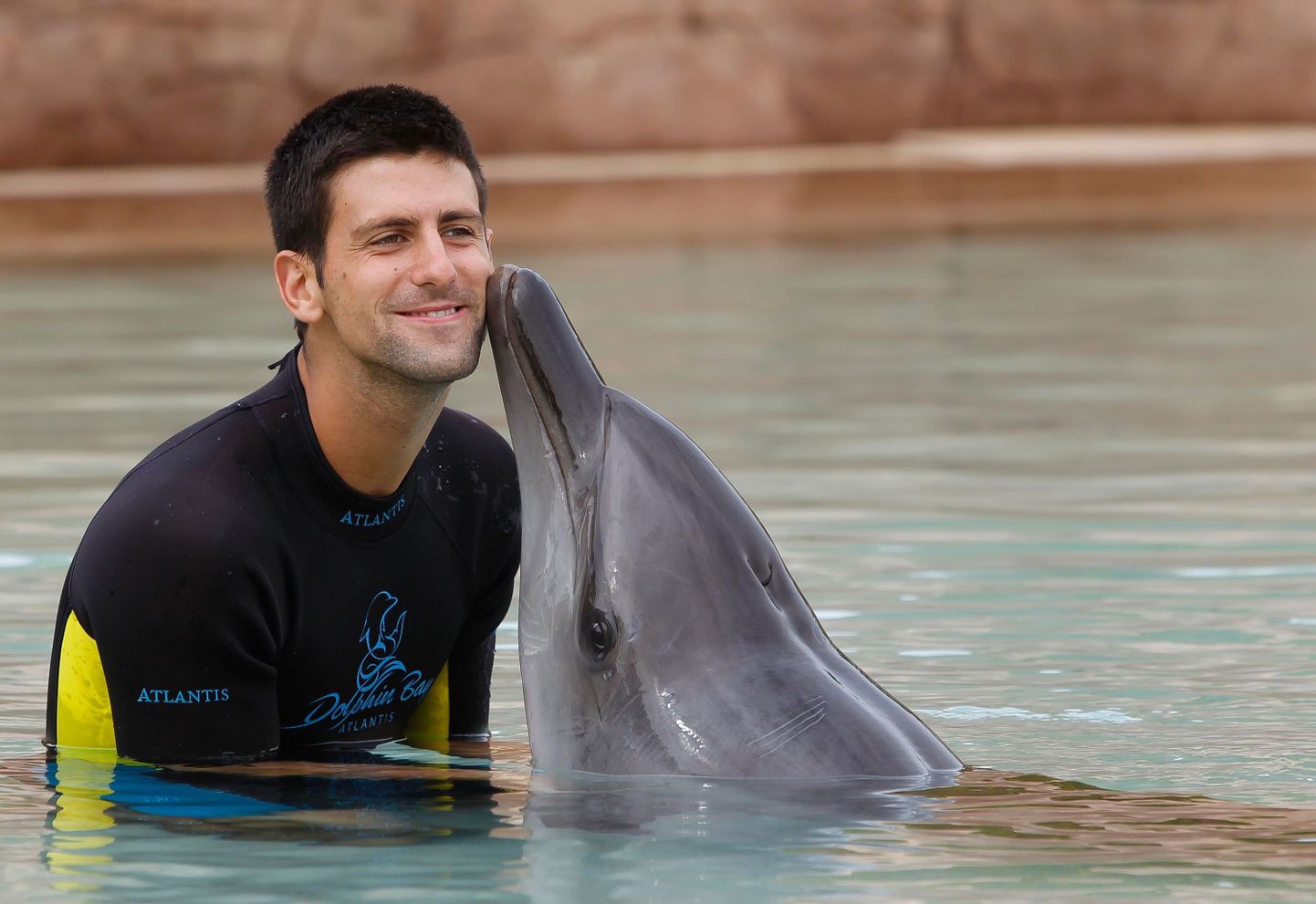 Novak Djokovic poseerib delfiiniga.