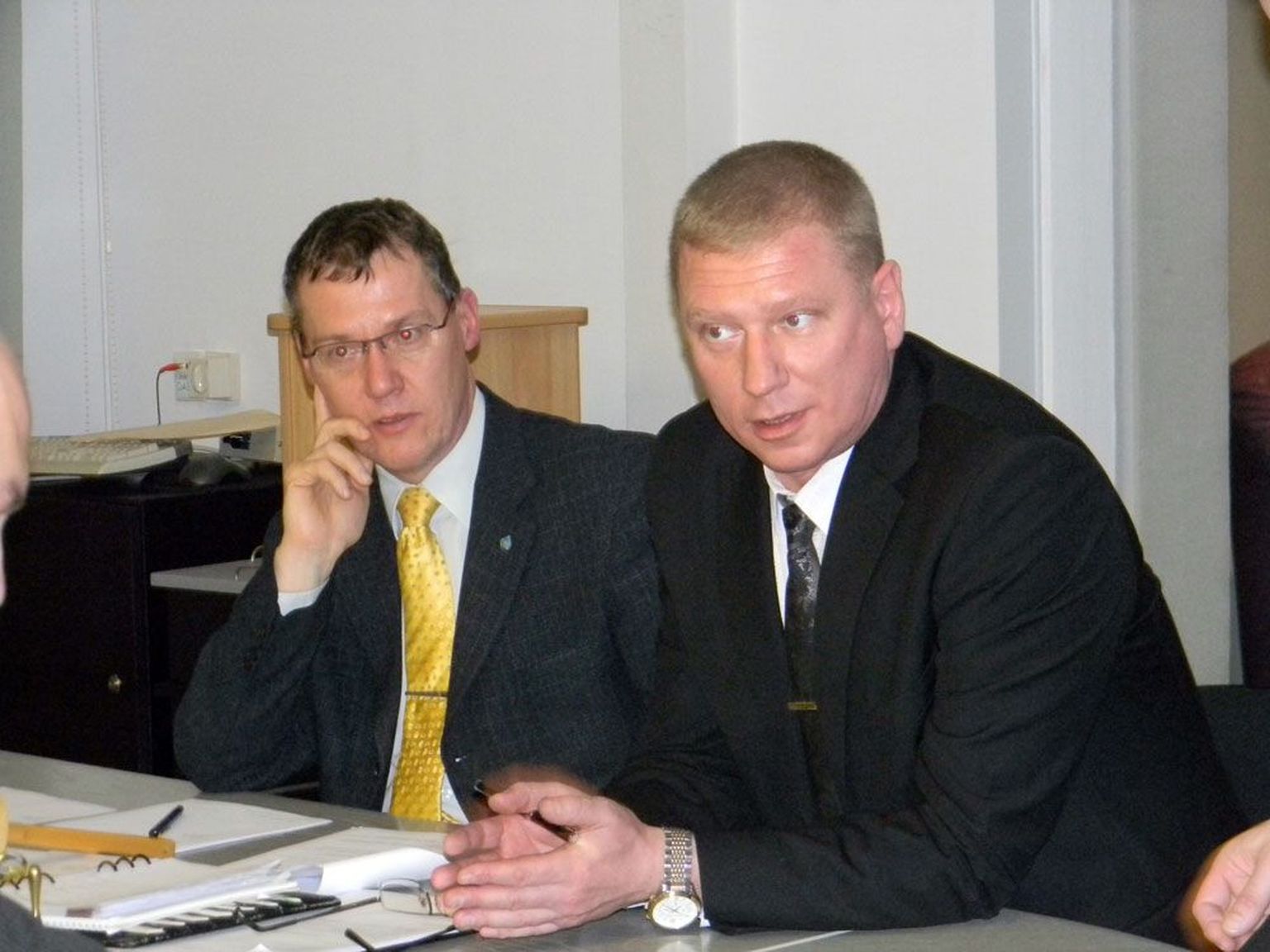 Narva linnavolikogu esimees esimees Aleksandr Jefimov (paremal).