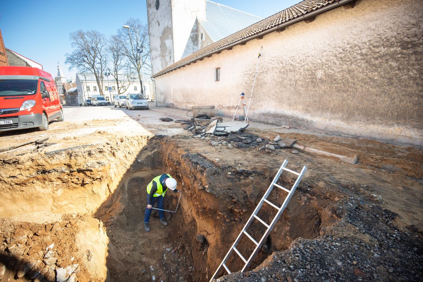 Töö käib – kopp kaevab kraavi, arheoloog ronib auku ja hakkab mõõtma. Ja kui midagi leitakse, võib protsess venima hakata.