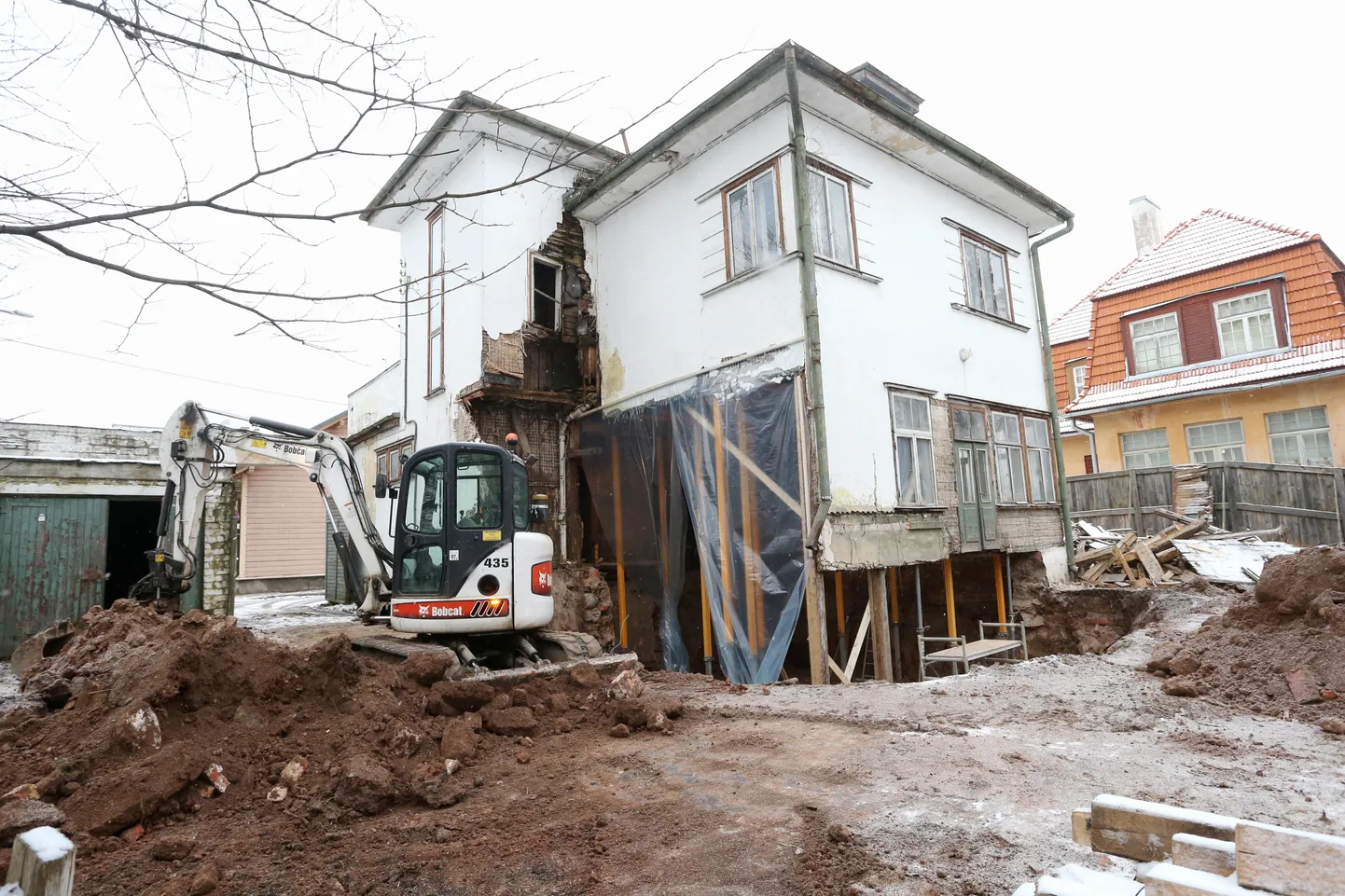 Ehitustööd Uluotsa maja juures eelmisel nädalal. Toestamise järel pannakse paika järgmised sammud.