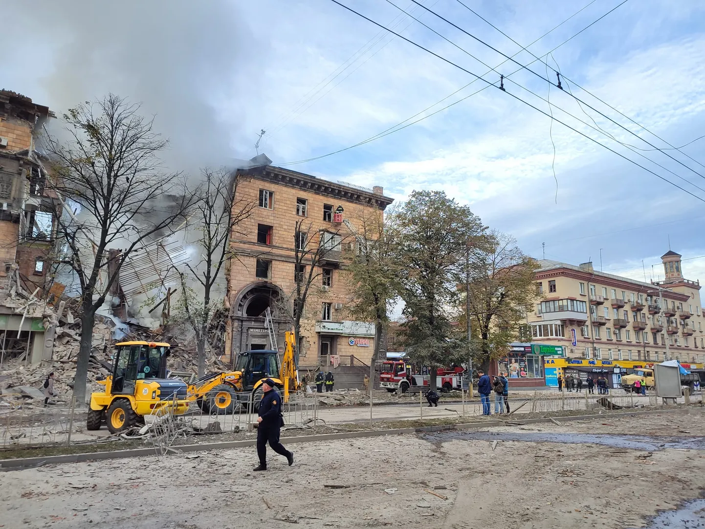 Соборный, 151 – по этому дому и другим адресам в самом центре Запорожья был произведен залп российскими ракетами в 5:40 утра 6 октября.