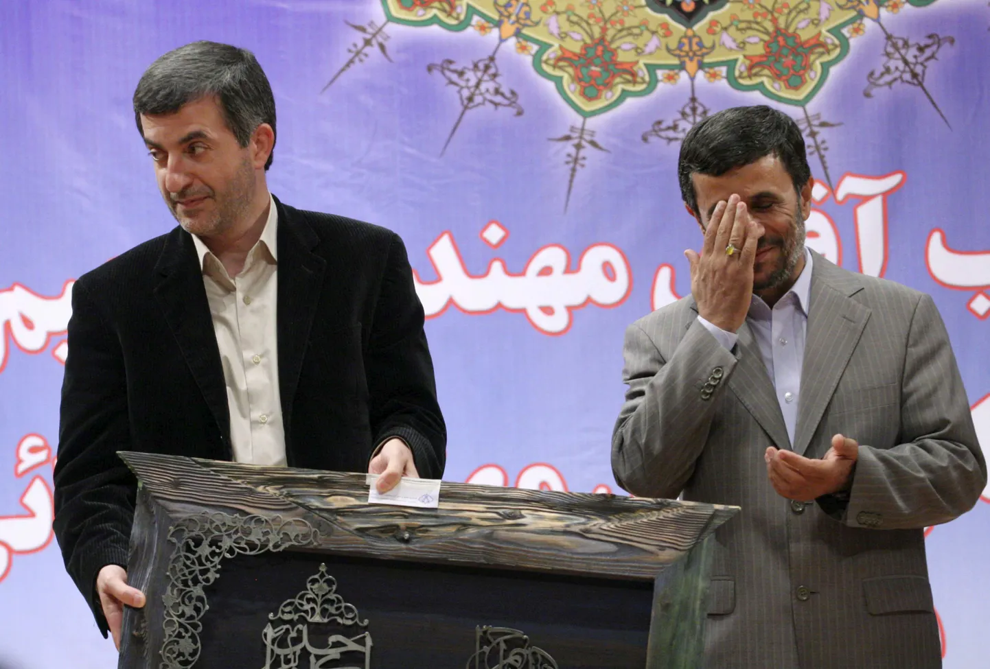 Mahmoud Ahmadinejad (paremal) ja Esfandiar Rahim Mashaie.