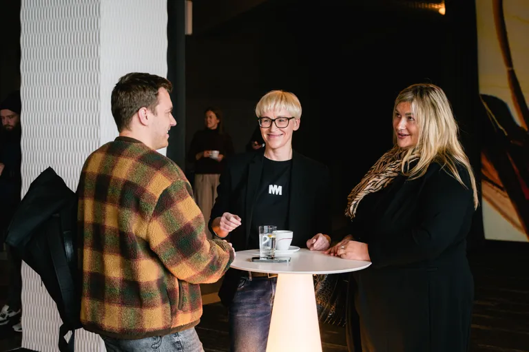 “Music Latvia” izpilddirektore Agnese Cimuška-Rekke (no kreisās) kopā ar mūzikas nozares balvas GAMMA televīzijas režisori Ilzi Jansoni.
