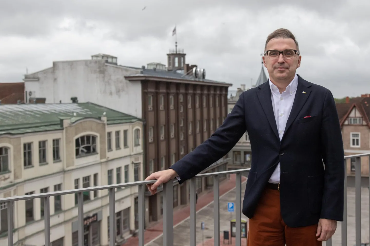 Kui seni oli ettevõtlusminister väliskaubanduse poolel justkui Eesti müügimees, aidates firmadel jõuda välisturgudele, siis nüüdses tarnekriisis tuleb tal olla ka ostujuht ja aidata leida toorainet. Siiski pole turundustöö kadunud, sest nagu minister Andres Sutt ütles, investoritel on turvalisuse koha pealt küsimusi ja neile tuleb kinnitada, et NATO algab Narvast ning tänu Soome ja Rootsi NATO-ga liitumise mõttele on siinne piirkond turvalisem kui kunagi varem.