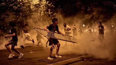 ФОТО ⟩ После триумфа ПСЖ в Лиге чемпионов во Франции вспыхнули беспорядки; задержаны сотни человек