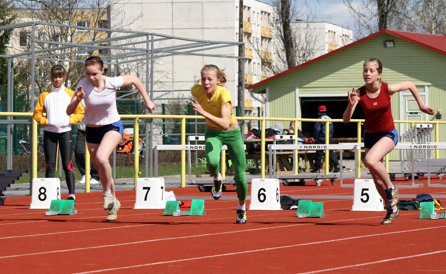 Andra Viidika (keskel) kiired jalad toovad talle jooksualadel edu. Türi gümnaasiumile teenis ta Eesti koolispordi liidu meistrivõistluste teise liiga võistlustel 600 meetri jooksus esikohapunktid.