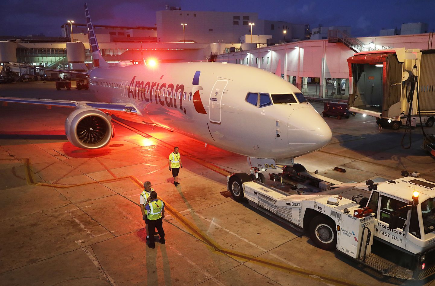 Kasutuselt maha võetud Boeing 737 Max 8 minema vedamine Miamis, Floridas.